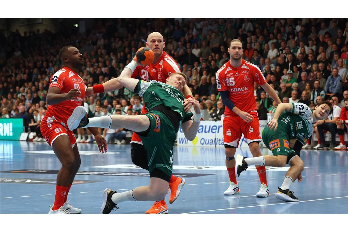 Frisch-Auf-Kapitän Ymir Gislason setzt sich am Kreis durch.