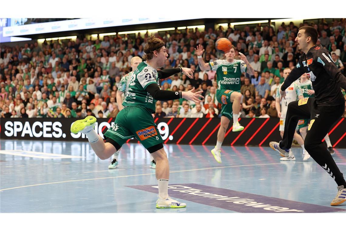 Frisch-Auf-Rechtsaußen Franko Lastro (hier gegen Matej Mandic) scheiterte zu Beginn zweimal.