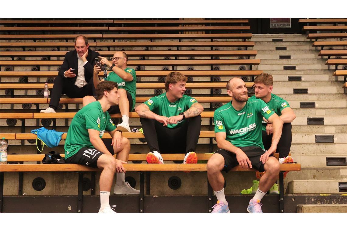 Frisch-Auf-Spieler vor dem ersten Training – Rutger ten Velde, Victor Klöve, Marcel Schiller, David Schmidt (v.li.).