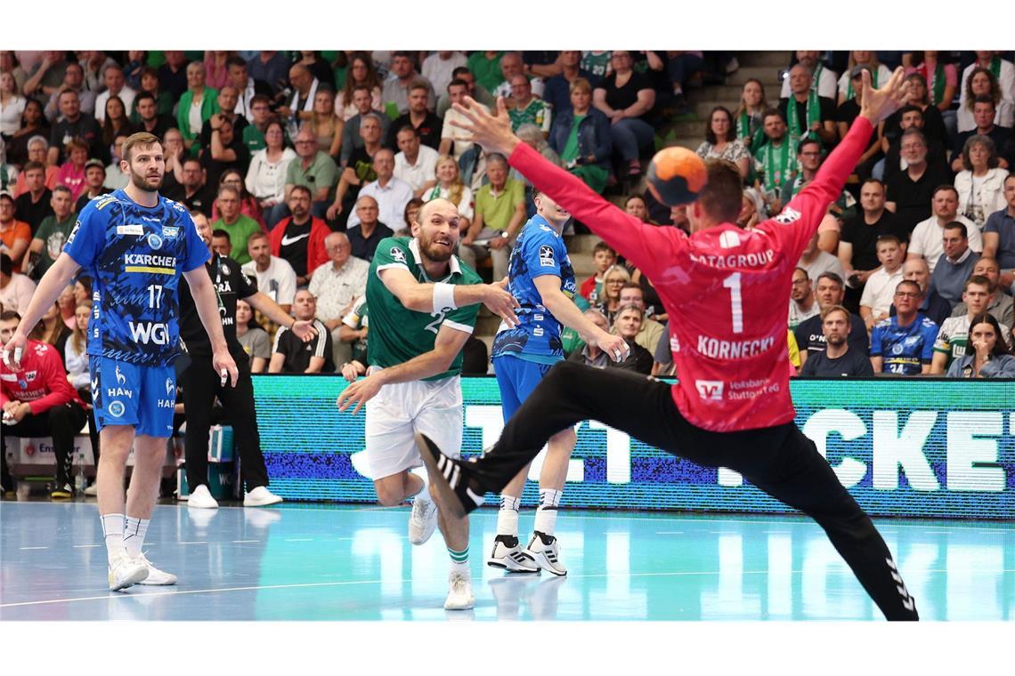 Frisch-Auf-Torjäger Marcel Schiller wirft aufs Tor von TVB-Keeper  Mateusz Kornecki.