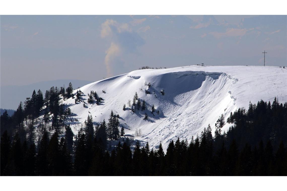 Frischer Neuschnee und fester Eisschnee lässt das Lawinenrisiko im Schwarzwald steigen (Archivfoto).