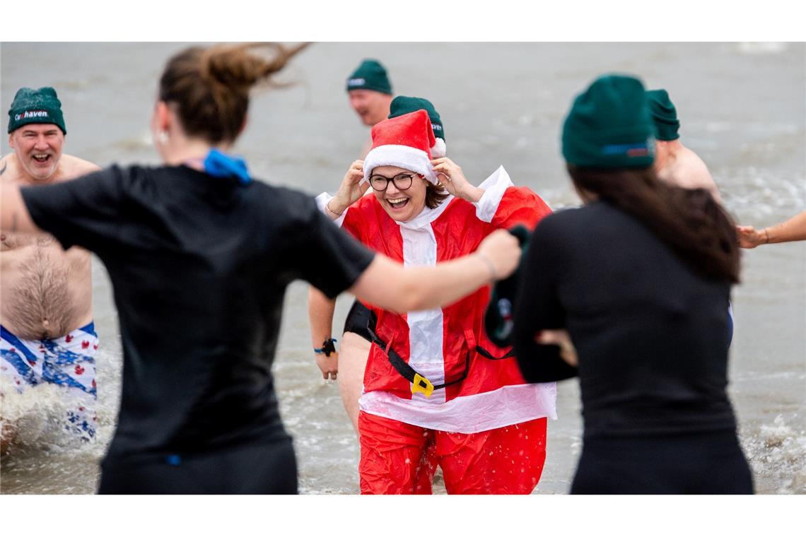 Frischer Start ins Jahr: Cuxhaven feiert Neujahrsanbaden mit verkleideten Schwimmern