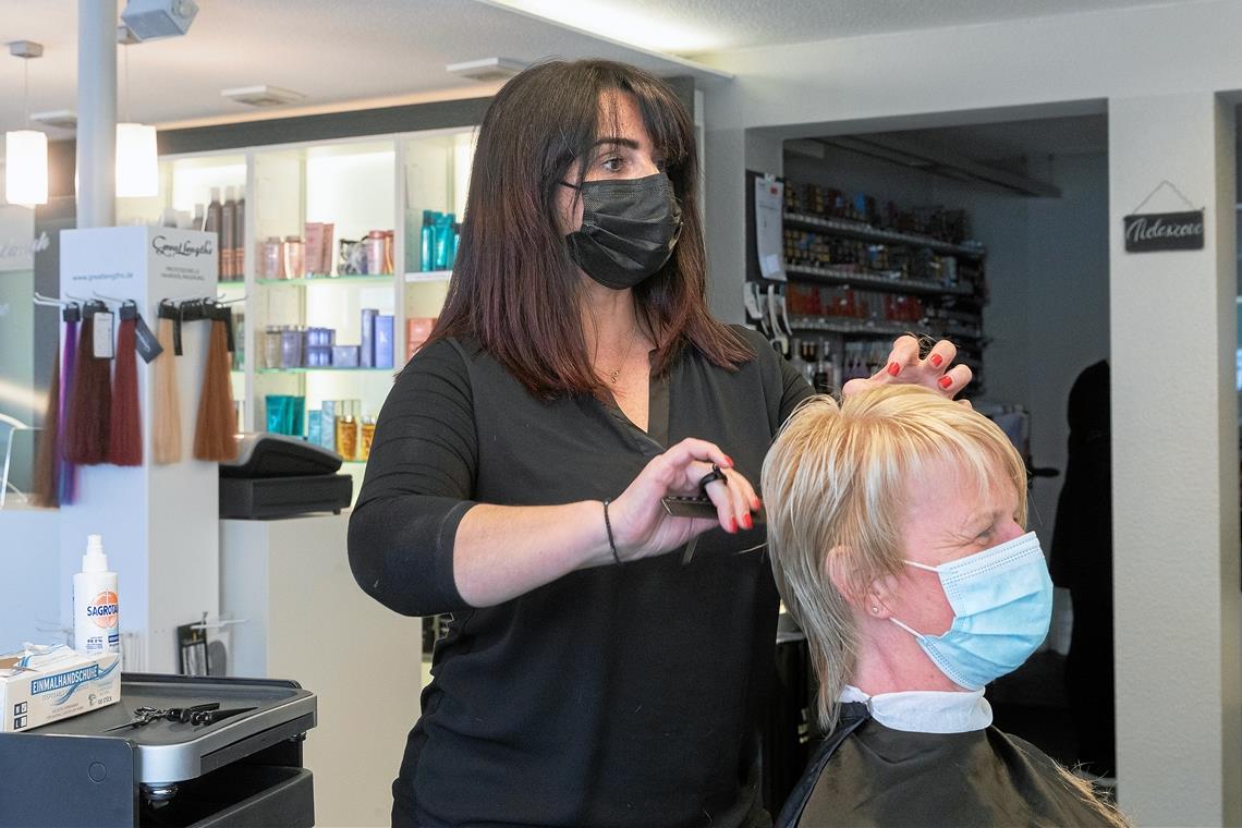 Friseurmeisterin Niki Kogiou, Inhaberin des Salons Niki Hairlight in Murrhardt, klagt über zahlreiche Terminabsagen. Foto: J. Fiedler