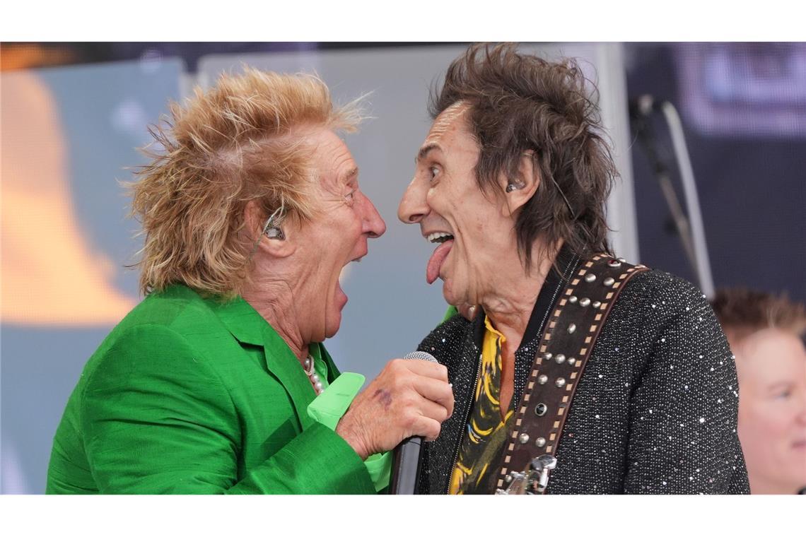 Bilder des Tages Frisur sitzt - Rod Stewart mit Gast Ronnie Wood beim Glastonbury Festival