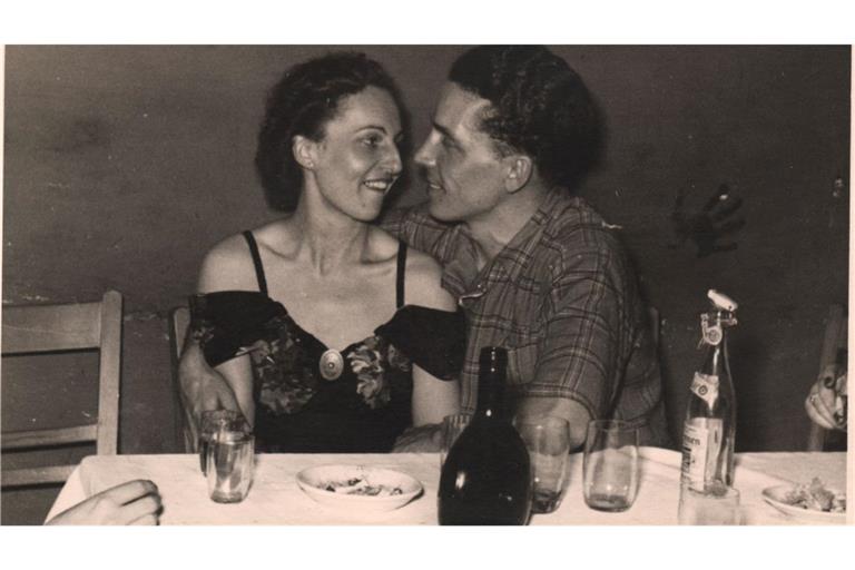 Frisuren und Kleidung sind in den 50er Jahren von der amerikanischen Leichtigkeit inspiriert. Alte Zöpfe werden abgeschnitten.