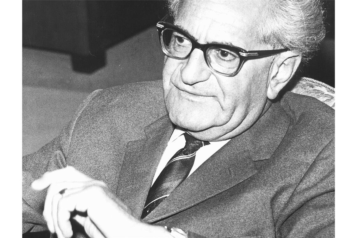 Fritz Bauer soll Ehrenbürger werden Fritz Bauer wurde 1903 in Stuttgart geboren. 1968 starb er in Frankfurt am Main.