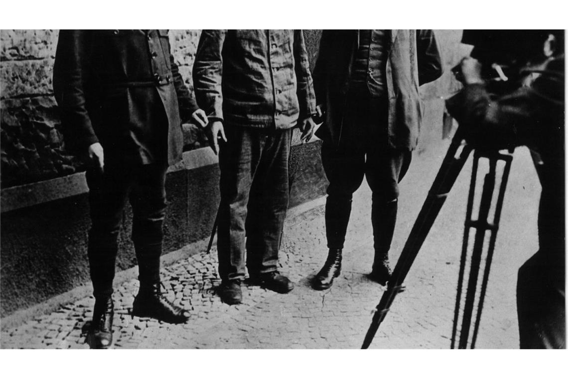 "Warte, warte nur ein Weilchen" - Tod eines Serienmörders Fritz Haarmann - hier auf einem undatierten Archivbild in der Mitte - ermordete mindestens 24 Jungen und junge Männer.