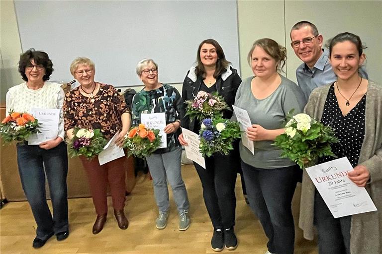 Fröhliche Runde mit den Geehrten, die für ihre jahrzehntelange Treue zum Liederkranz ausgezeichnet werden (von links): Barbara Stadler, Jutta Härtner, Angelika Stierand, Gesina Haas, Elke Bürkle – mit Vorsitzendem Ralf Wallau – und Gitta Haas. Foto: Liederkranz Murrhardt