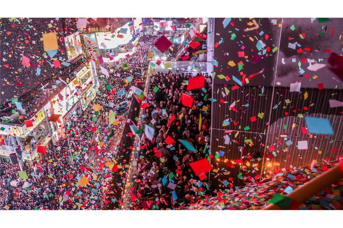 New York feiert Silvester mit Kult-Kristallkugel Fröhliche Silvesterparty auf dem Times Square.
