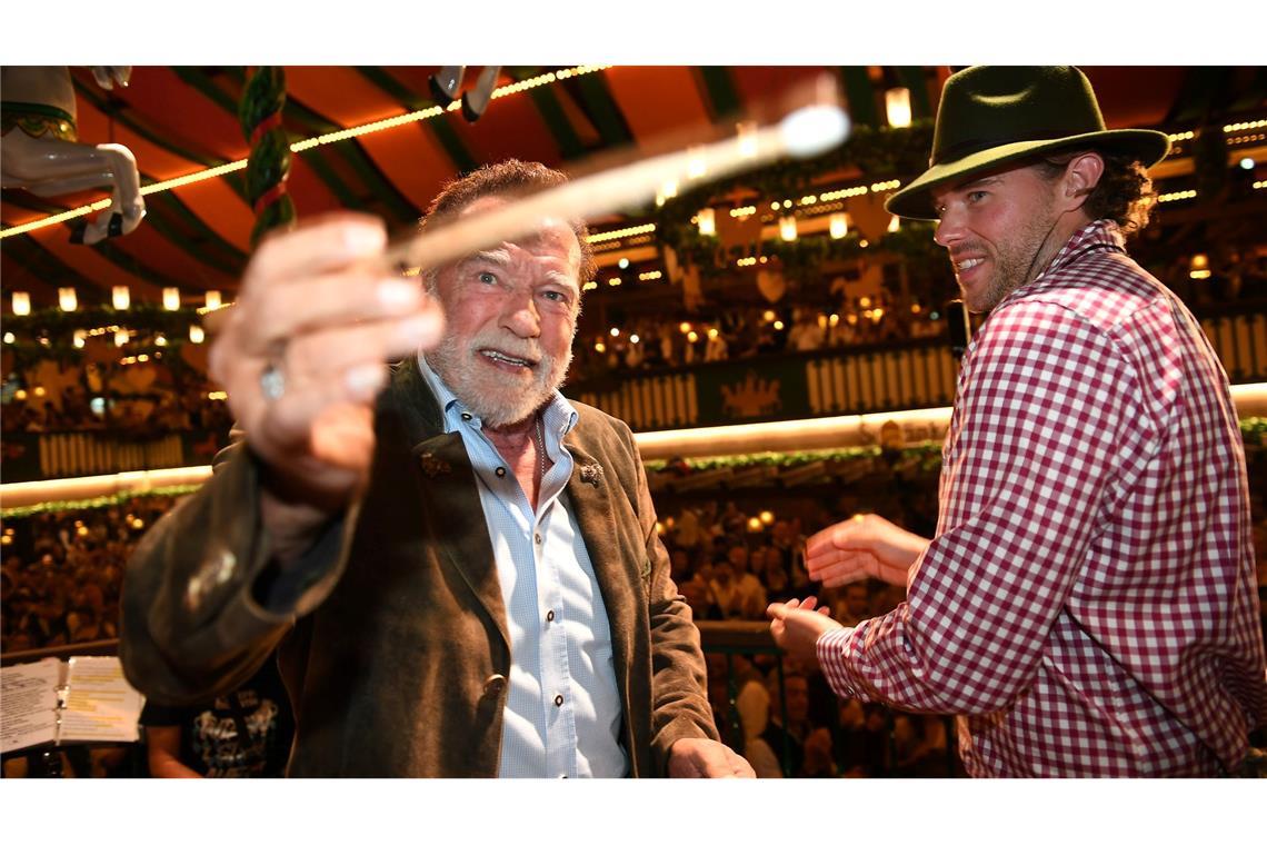 Schwarzenegger gibt auf der Wiesn den Takt an Frohgelaunt griff der "Terminator" im Marstall-Festzelt zum Taktstock.
