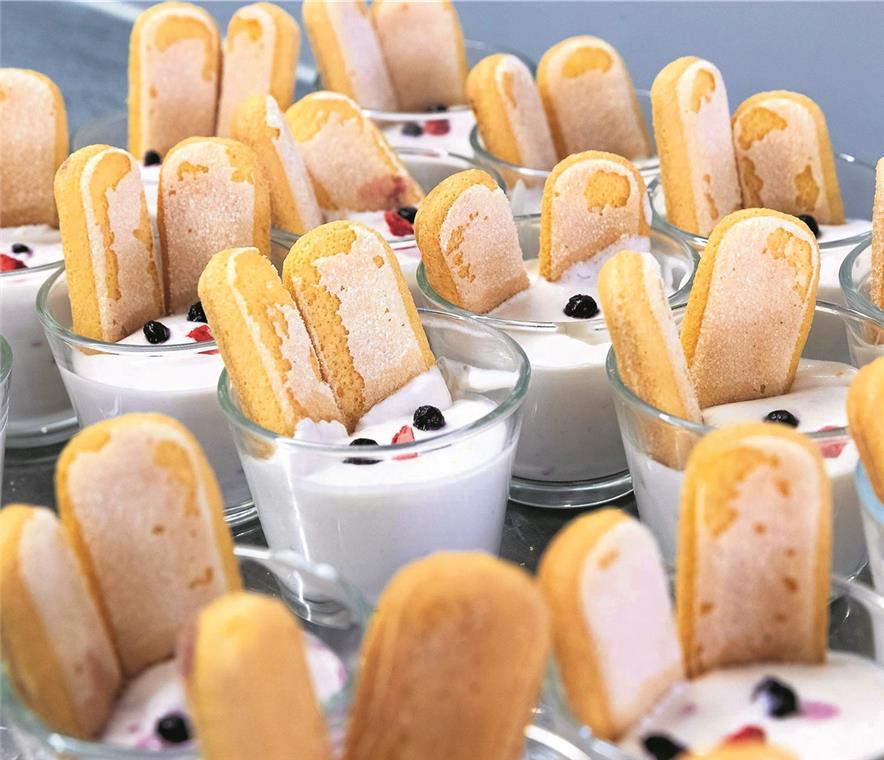 Hasen-, Küken- und Nesterkreationen Frucht-Quark-Joghurt mit Löffelbiskuit.