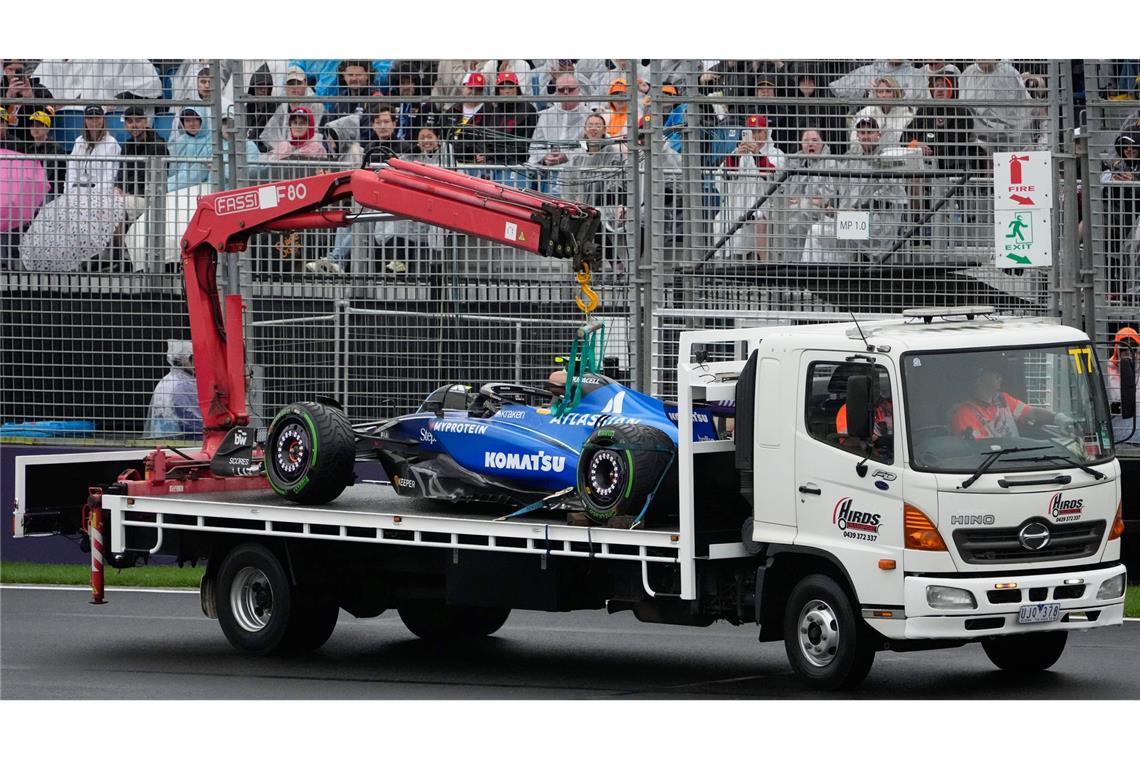 Norris-Ansage nach Formel-1-Chaos: Stress macht es schöner Früh gestrandet: Der Williams von Carlos Sainz musste per Abschleppwagen zur Garage zurückgefahren werden.