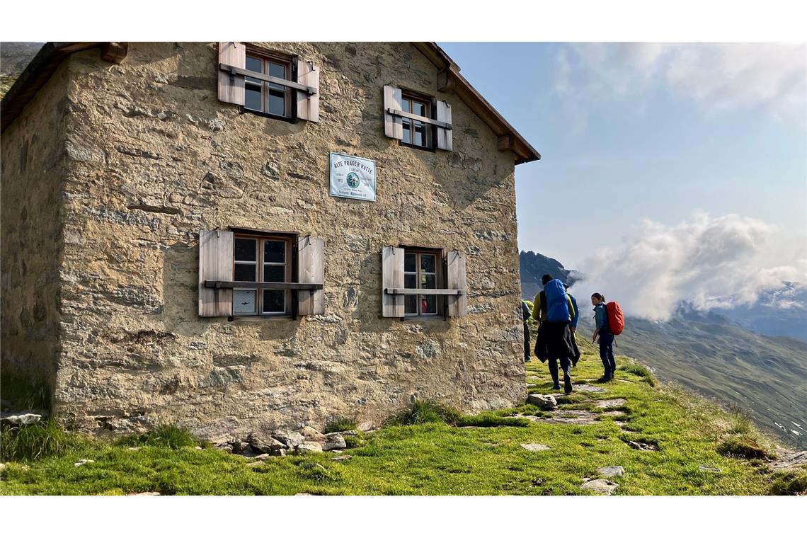 Klimakrise am Berg: Würmer fürs Hütten-Klo und Einfachheit Früher ging der Gletscher direkt an der alten Prager Hütte vorbei, heute weiden in der Region Schafe.