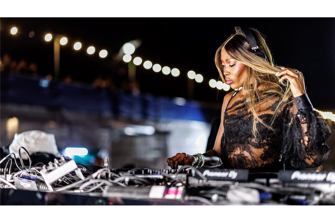 Supermodel Naomi Campbell gibt ihr Debüt als DJane Früher stand sie auf dem Laufsteg, jetzt am DJ-Pult.
