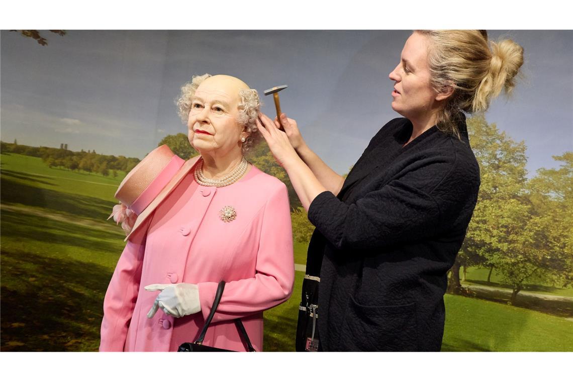 Frühjahrsputz  im Wachsfigurenkabinett