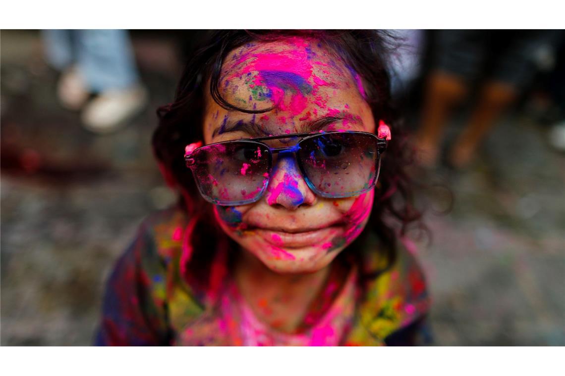 Bilder des Tages Frühlingsfest Holi in Nepal: Ein Mädchen mit gefärbtem Gesicht nimmt an den Feierlichkeiten teil.