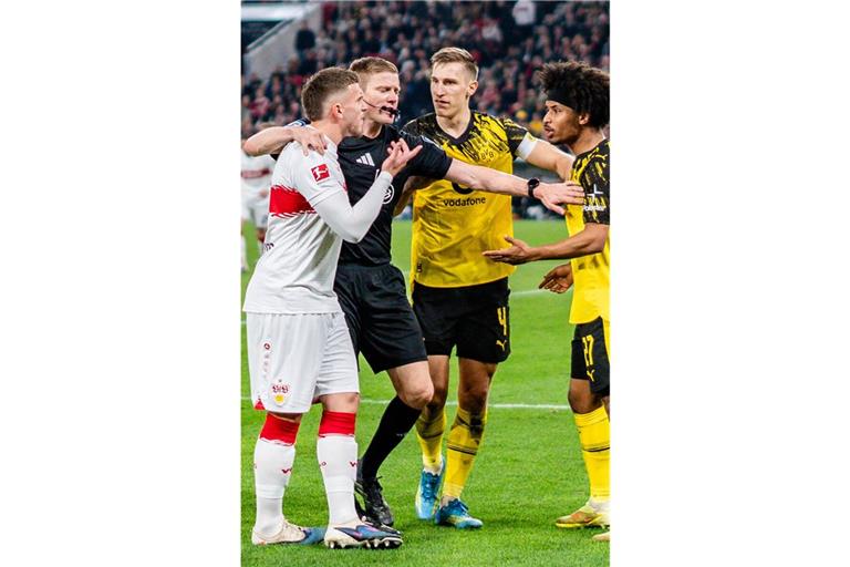 Frust bei Ermedin Demirovic (li.) nach dem späten 0:1-Treffer für Borussia Dortmund. Ist der VfB-Stürmer aber einfach auch zu spät eingewechselt worden?