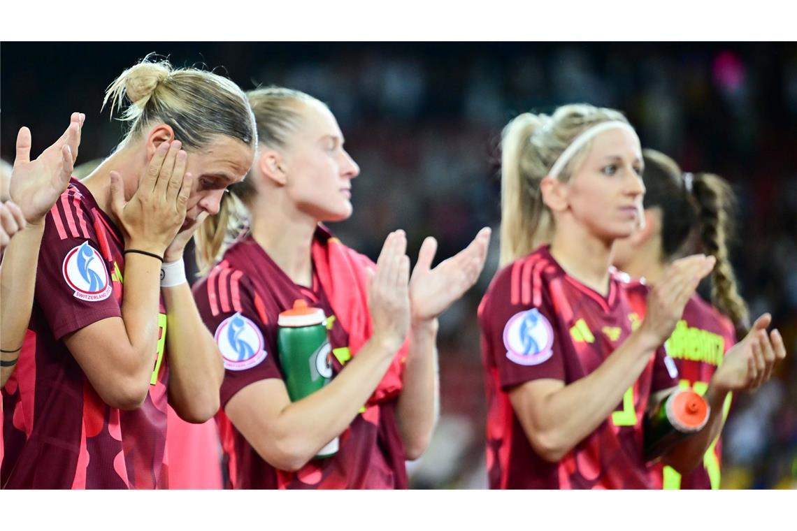 Erste Krisensitzung: Frust bei DFB-Team sitzt tief Frust nach dem 1:4: Klara Bühl, Janina Minge und Kathrin Hendrich (v.l.n.r.).
