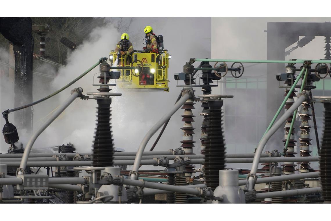 Bilder des Tages Führte zum Stromausfall Flughafen Heathrow: Feuerwehrleute löschen das Feuer im Umspannwerk North Hyde.