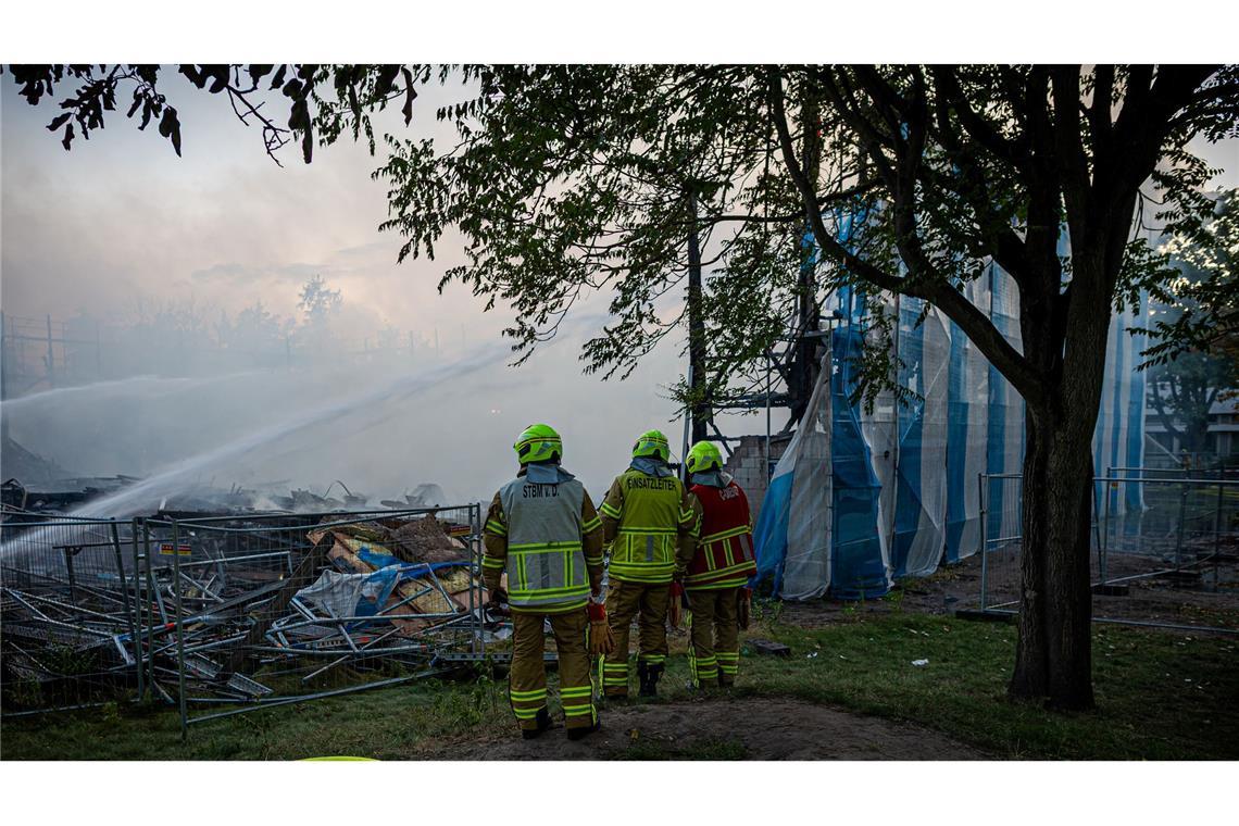 Bilder des Tages Führungskräfte der Feuerwehr besprechen sich bei dem Brand einer Sporthalle in Hannover.