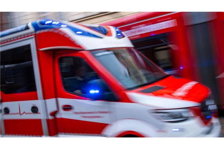 Fünf Bewohner des Hauses wurden in Krankenhäuser gebracht. (Symbolbild)