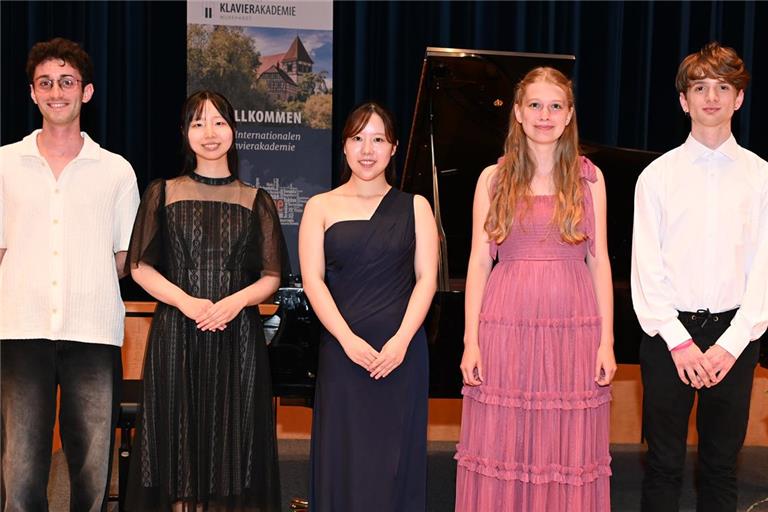 Fünf Teilnehmende der Klavierakademie begeistern das Publikum: Flavio Scattaglia (von links), Hijiri Ishihara, Norika Yoshimura, Amelie Benz, Sándor Attila Kun. Foto: Elisabeth Klaper
