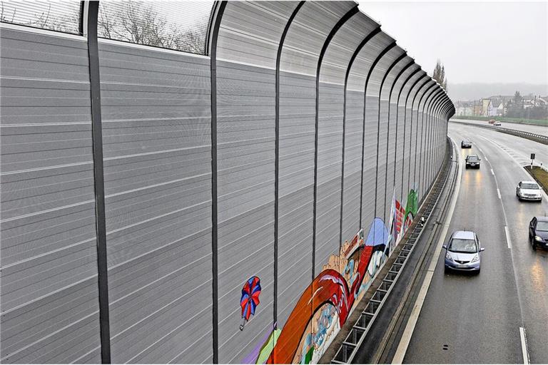 Für 5,8 Millionen Euro werden Teile der Lärmschutzwand an der B 27 in Zuffenhausen ersetzt.