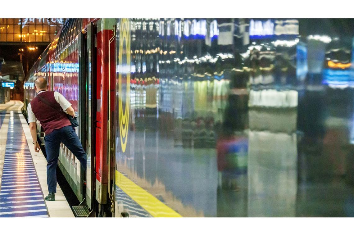 Für alle, die anpacken und in Erinnerung bleiben: Bahnmitarbeiter bekommen Auszeichnung. (Symbolbild)