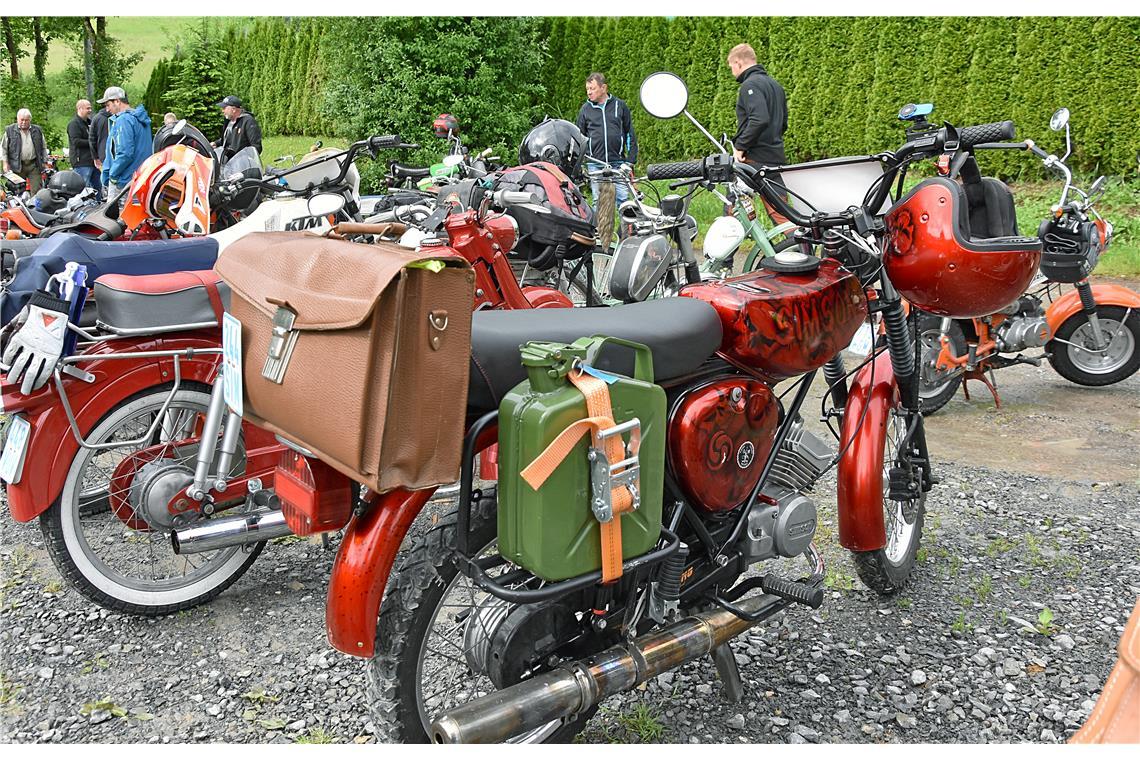 Für alles vorbereitet: Ersatzkanister für die lange Tour und in der Tasche Regen...