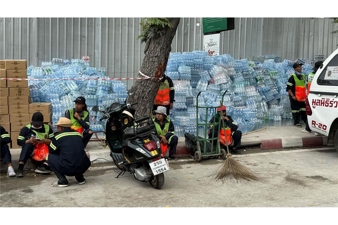 Verzweifelte Suche nach Lebenszeichen in Bangkok Für Angehörige und Helfer steht überall Wasser bereit - die Temperaturen sind fast unerträglich.