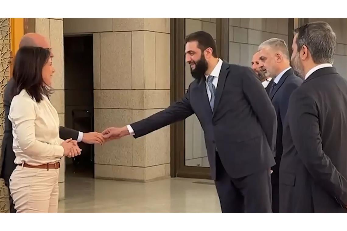Kein Handschlag für Annalena Baerbock in Damaskus Für Annalena Baerbock gab es von Syriens Machthaber Ahmed al-Scharaa keinen Handschlag. Für den französischen Außenminister hingegen schon.