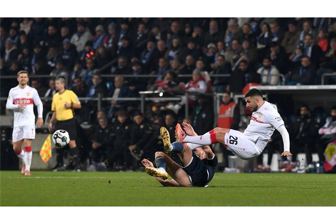 Für Aufregung sorgte schließlich noch einmal Philipp Strompf, der nach seinem Eigentor auch eine rote Karte kassierte. Der VfL-Verteidiger grätschte als letzter Mann Deniz Undav von hinten um.