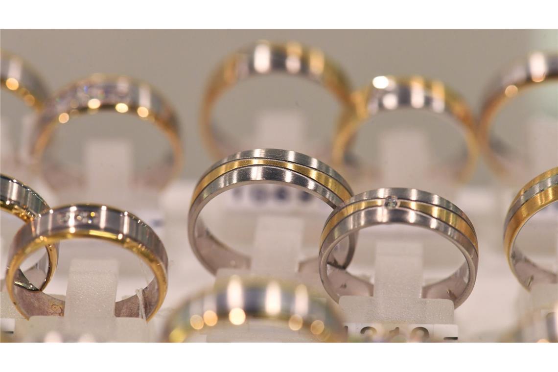 Beschäftigte der Schmuck- und Uhrenindustrie bekommen mehr Geld Für Beschäftigte in der Schmuckindustrie in Baden-Württemberg gibt es mehr Geld (Archivbild).
