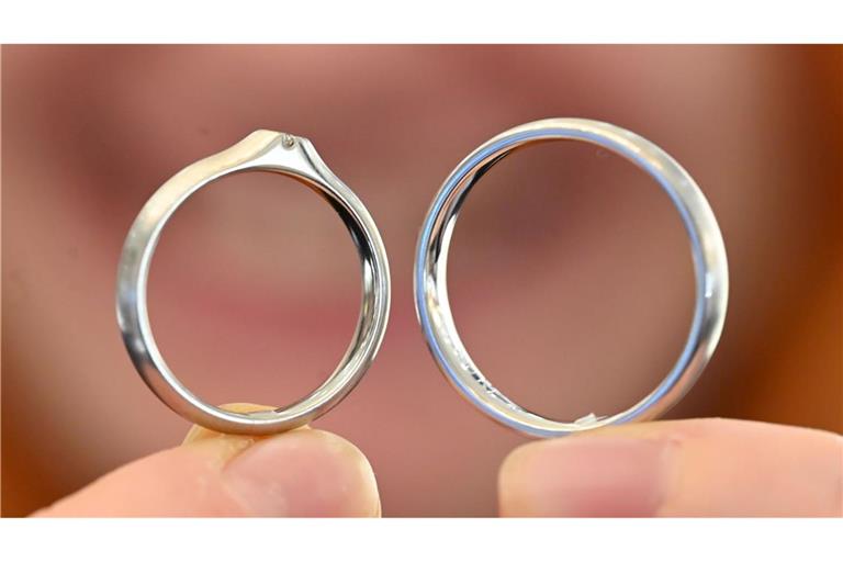 Für Brautpaare sind Trauring aus Platin - wie links zu sehen - eine Alternative. (Archivbild)