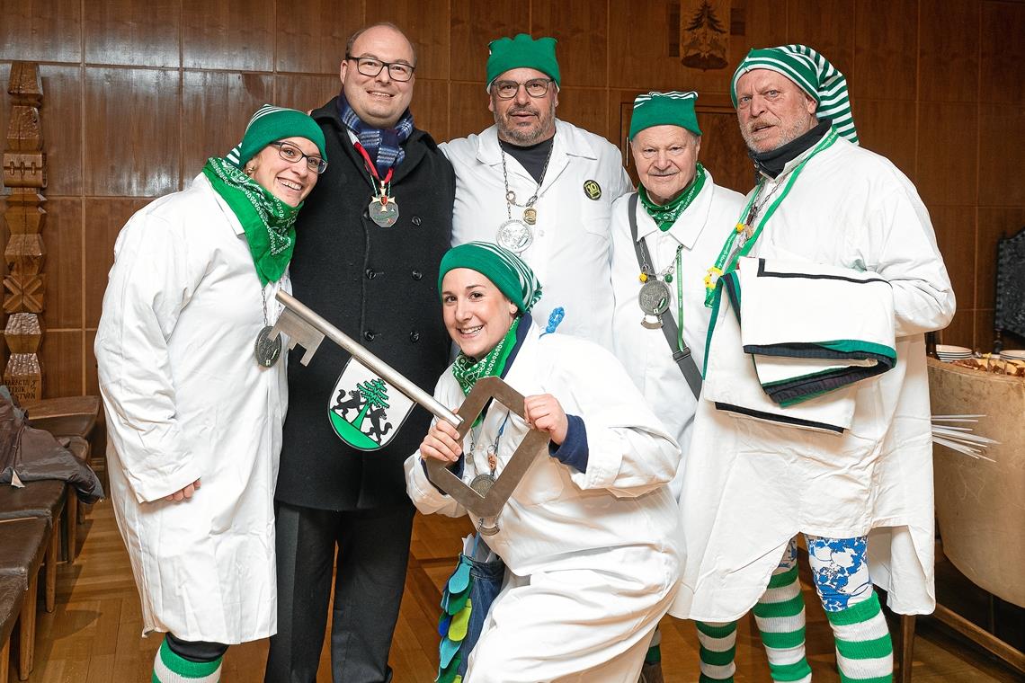 Die Narrenmutter ist endlich eingefangen Für Bürgermeister Armin Mößner gab es kein Entkommen – die Narren nahmen den Schultes in Gewahrsam und sicherten sich den Schlüssel zum Amtssitz.