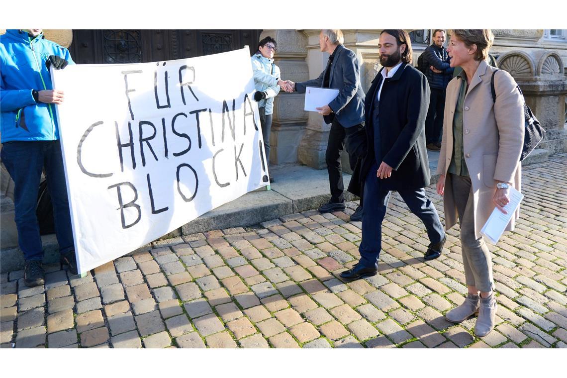 "Für Christina Block" war vor Verhandlungsbeginn auf einem Plakat vor dem Landgericht zu lesen.