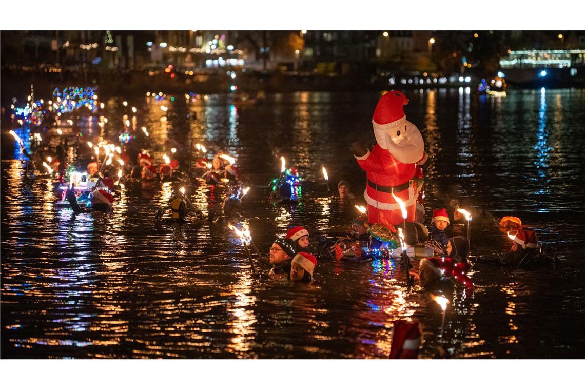 Für das besondere Ereignis legten die rund 100 Schwimmer eine rund 1,8 Kilometer Strecke zurück.