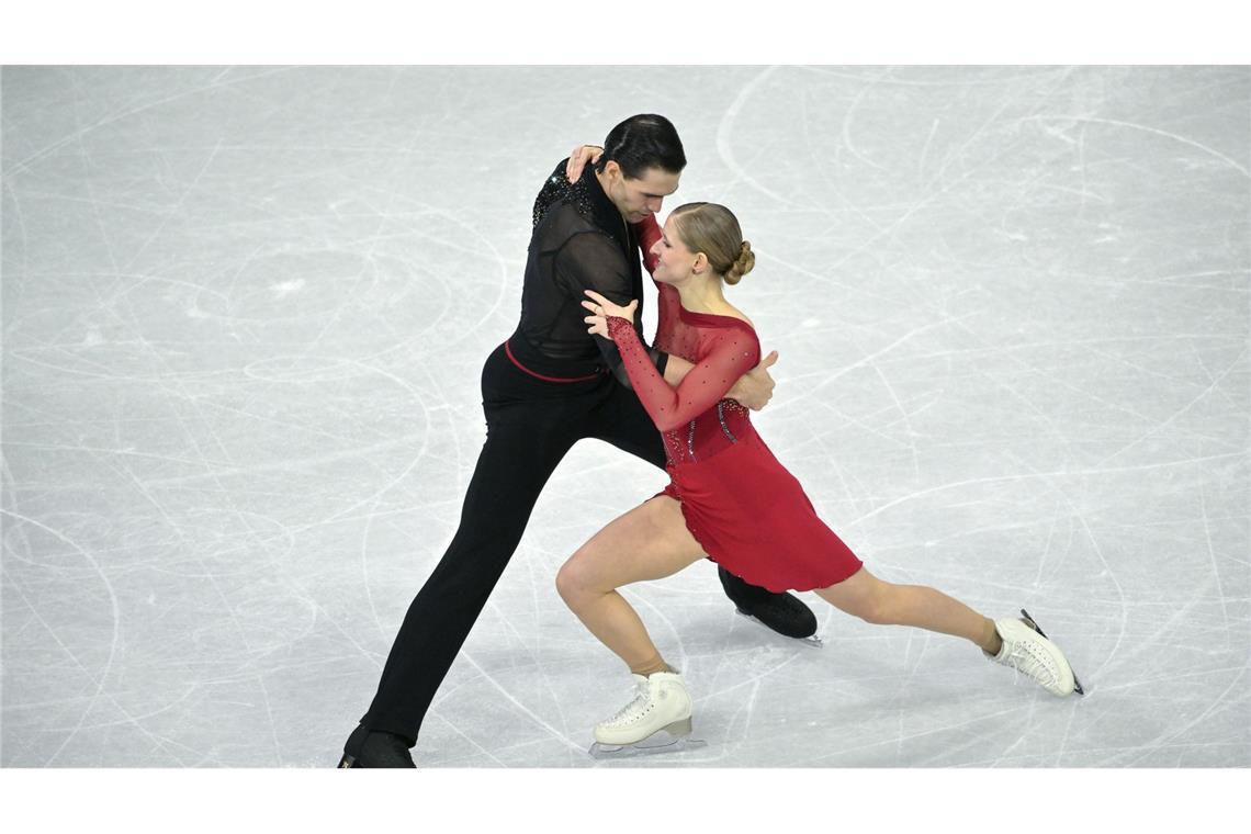 Für das deutsche Paarlauf-Duo Minerva Hase (r) und Nikita Volodin (l) ist Gold greifbar.