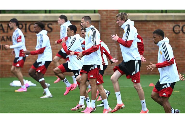 Für das DFB-Training mussten die Regenjacken ausgepackt werden.
