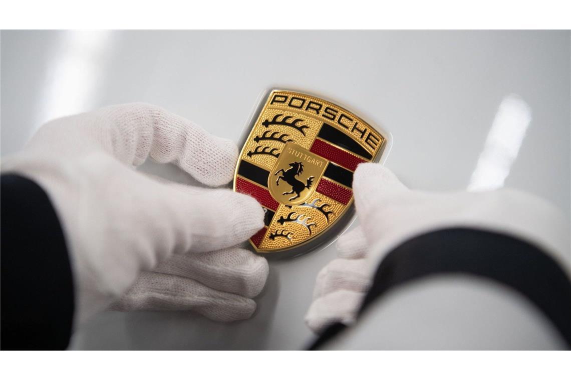 Für das Geschäftsjahr 2024  hatten Porsche-Aktionäre mit einer Vorzugsaktie noch 2,31 Euro Dividende erhalten. Nun werden  voraussichtlich 1,01 Euro pro Aktie ausgeschüttet.