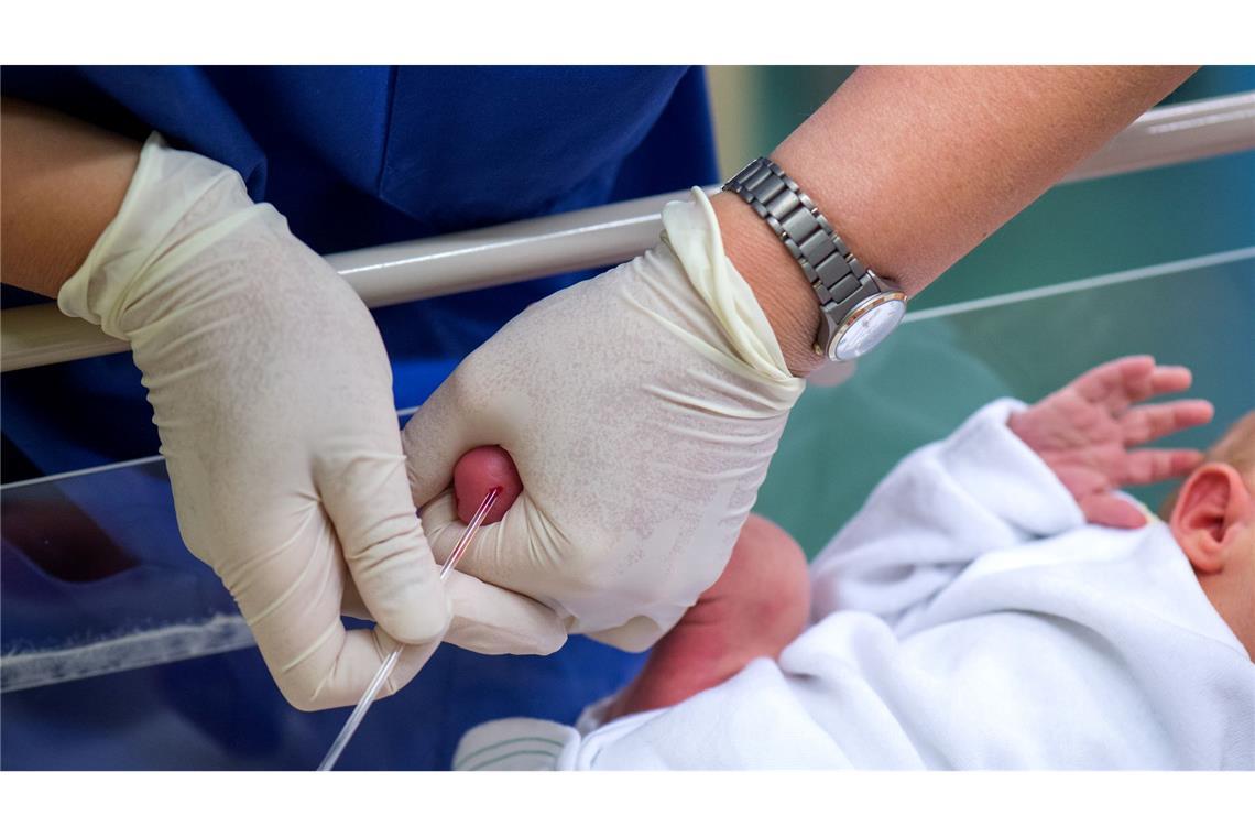 Experten warnen vor Privatanbietern von Babyscreenings Für das Neugeborenen-Screening werden Babys ein paar Tropfen Blut entnommen, (Archivbild)
