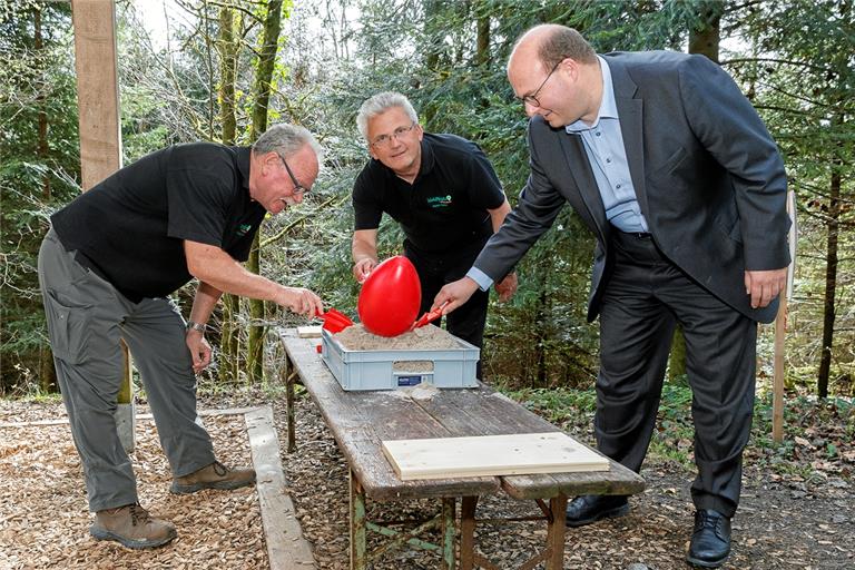 Für das Spiel Mehlschneiden können sich auch Erwachsene begeistern, was Manfred Krautter, Walter Hieber und Bürgermeister Armin Mößner (von links) bei einem Rundgang beweisen.