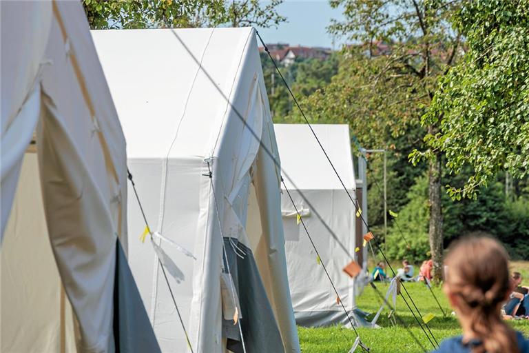 Für das Zeltlager werden auf dem Gelände des CVJM im Hörschhof große weiße Zelte aufgebaut. Fotos: Stefan Bossow