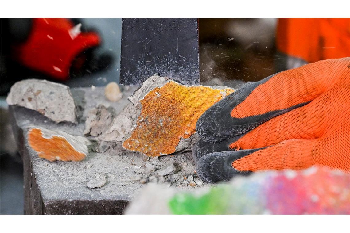 Die Mauer als Souvenir: Das Geschäft mit den Steinbrocken Für das Zerkleinern der Mauer braucht es viel Übung.