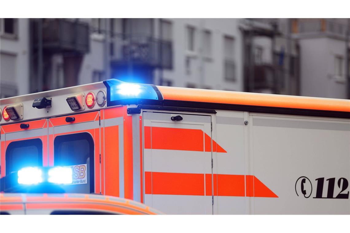 18-Jähriger fährt ungebremst ins Heck eines Sattelzugs und stirbt Für den 18-jährigen Citroën-Fahrer kam jede Hilfe zu spät: Er starb noch an der Unfallstelle. (Symbolbild)
