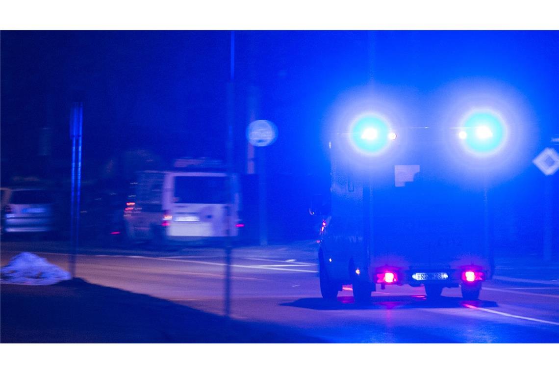 Zusammenstoß mit Sattelzug – 20-jähriger Autofahrer tot Für den 20-Jährigen kam jede Hilfe zu spät. (Symbolbild)