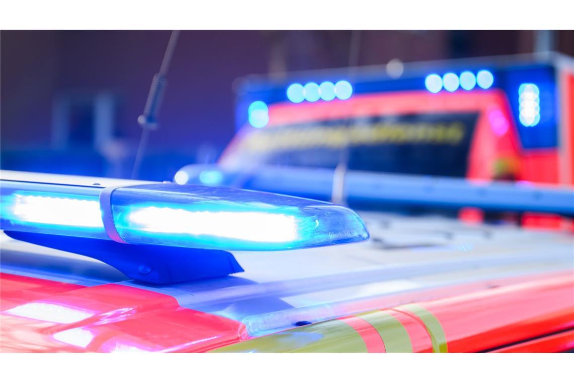 Autos stoßen frontal zusammen – ein Toter und ein Schwerverletzter Für den 40-jährigen Fahrer kam jede Hilfe zu spät. (Symbolbild)