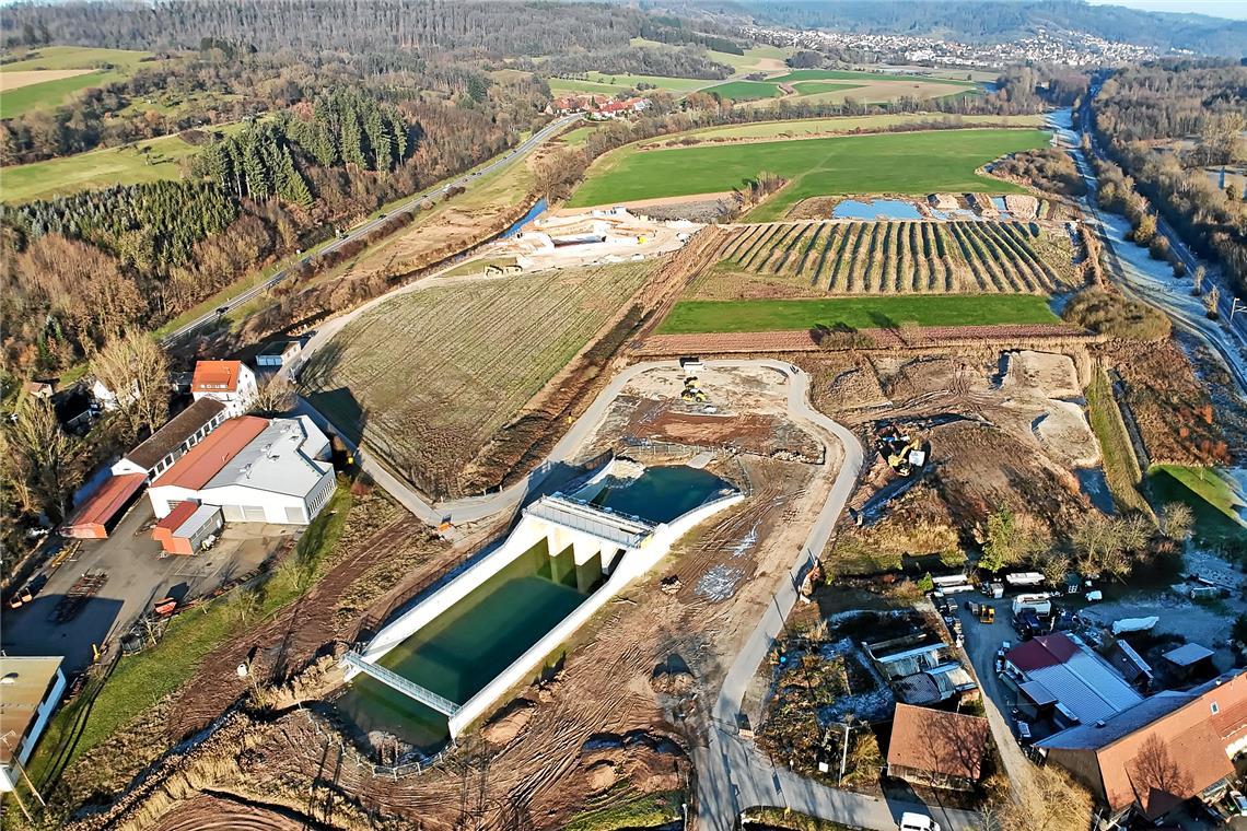 Für den Bau des Beckens Oppenweiler geht es in den Endspurt: Das Durchlassbauwerk für die Murr (im Vordergrund) ist längst fertig, das Schlauchwehr (oben) auch. Nach dem Bau von Damm und weiteren Durchlässen soll es im Frühjahr 2027 in Betrieb gehen. Foto: Ulrich Maier