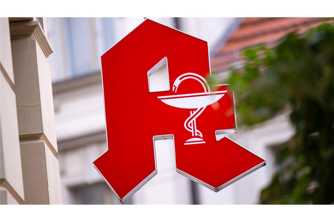 Für den Fall, dass jemand am Montag erkrankt und dringend Medikamente braucht, halten die Apotheker einen Notdienst vor.