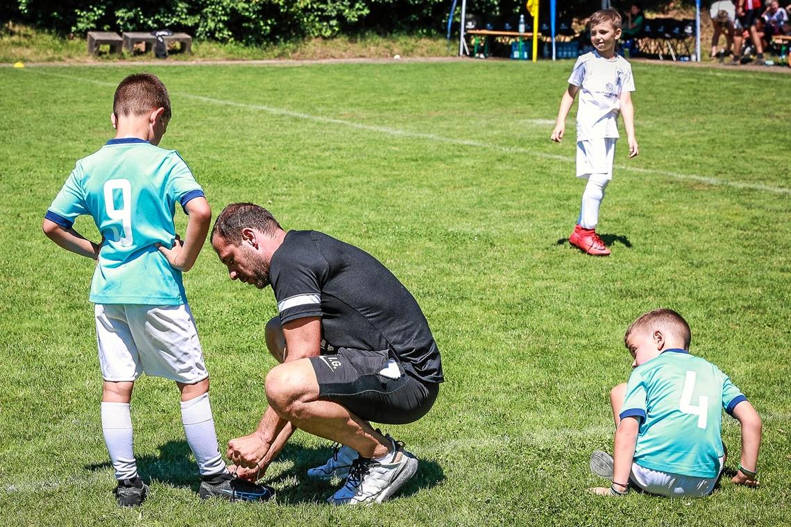 Toller Neustart nach langer Pause Für den Großen Alexander mit Trainer Ioannis Goundas war der Start beim BKZ-Mini-Cup eine Premiere. Beim Backnanger Verein gibt es Jugendfußball erst seit Sommer 2019. Foto: Alexander Becher